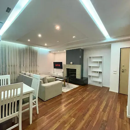 Apartman E's *