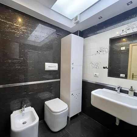 Apartman E's *